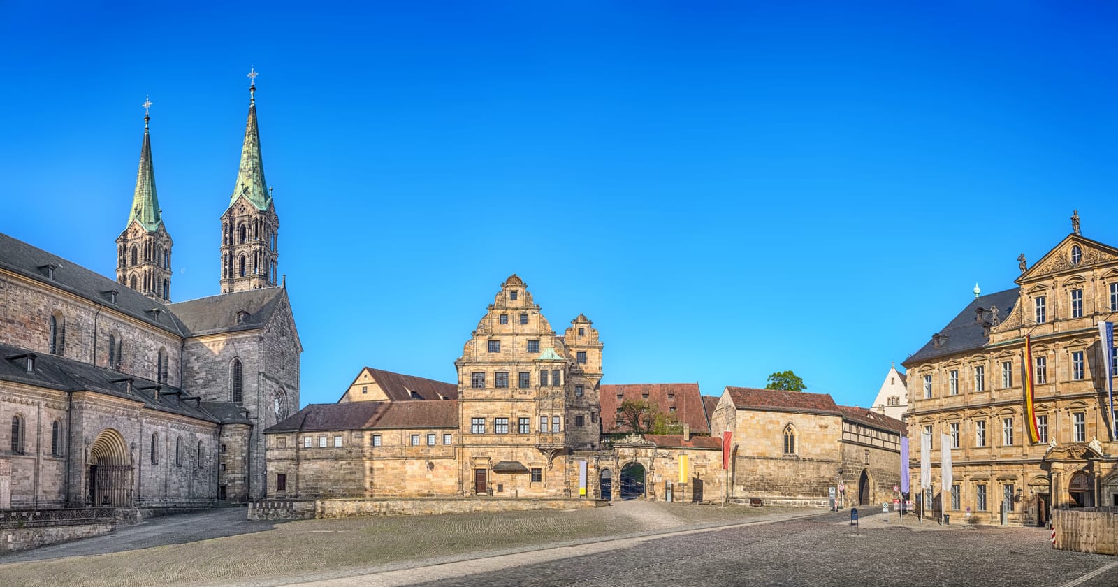 Domplatz in Bamberg mit den Türmen des Kaiserdoms, der Alten Hofhaltung und der Neuen Residenz