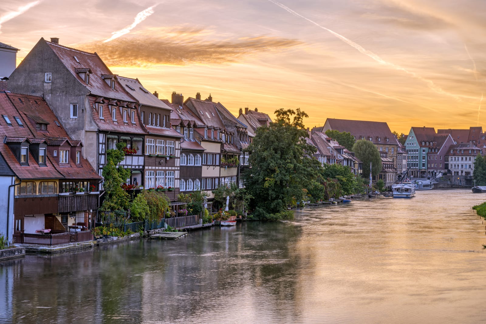 Abendstimmung über der Regnitz in Bamberg mit den Häusern von Klein Venedig im warmen Licht