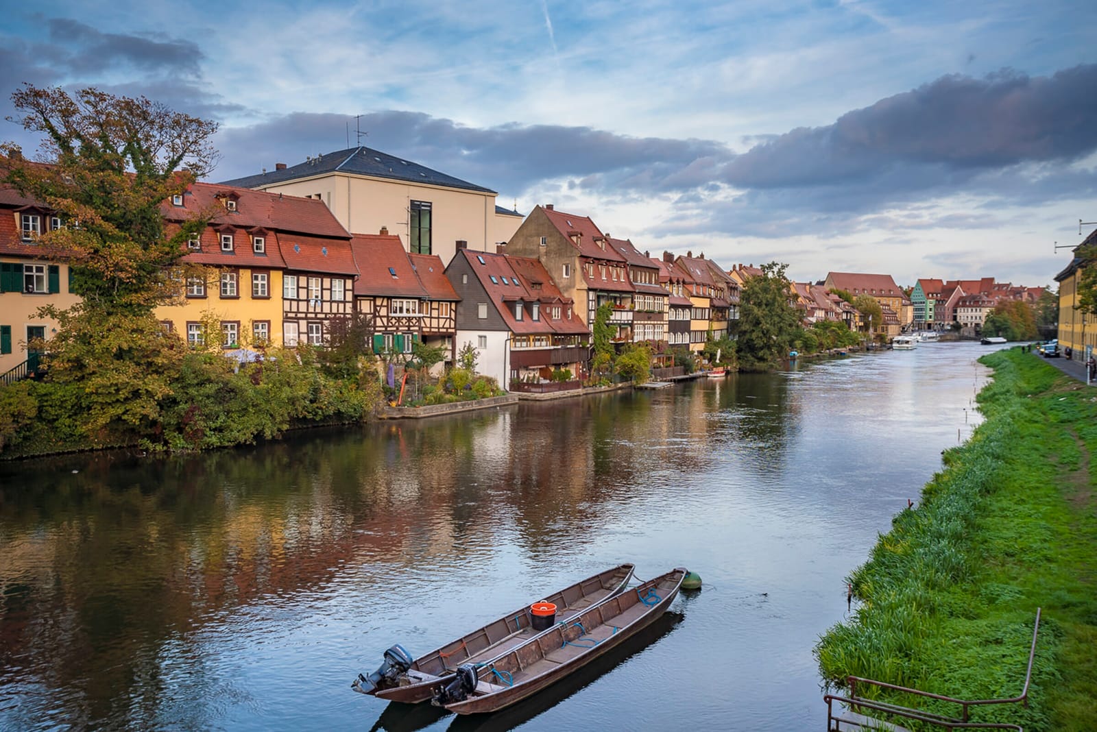 Fachwerkhäuser von Klein Venedig am Ufer der Regnitz in Bamberg, Ziel vieler Gruppenfahrten mit dem Reisebus