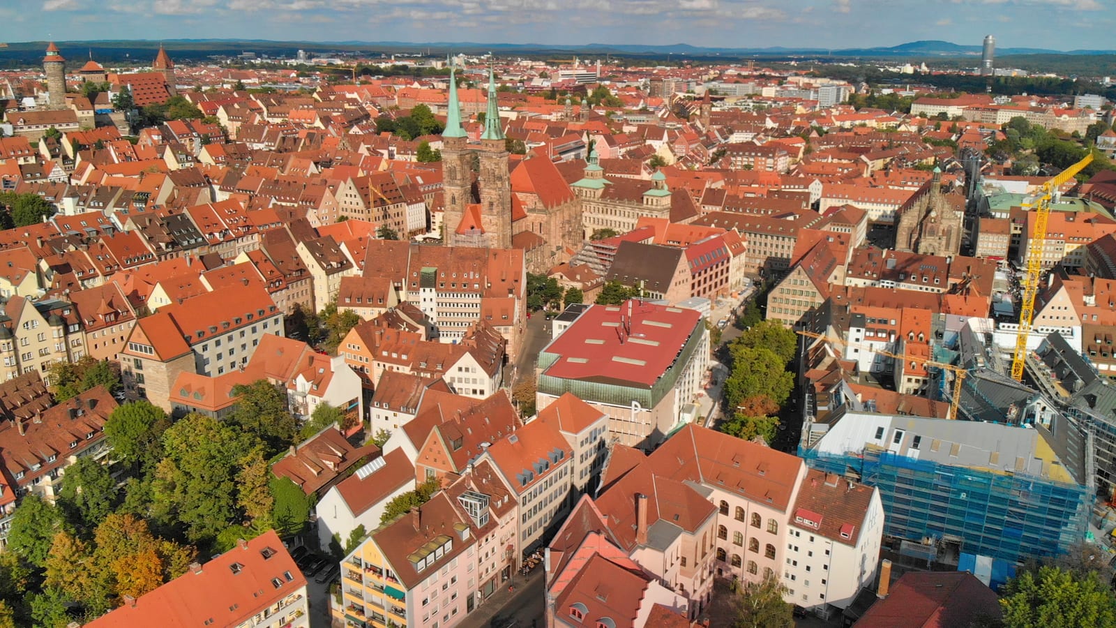 Luftbild der Nürnberger Altstadt mit Sebalduskirche und Kaiserburg, Einsatzgebiet für Bustransfers