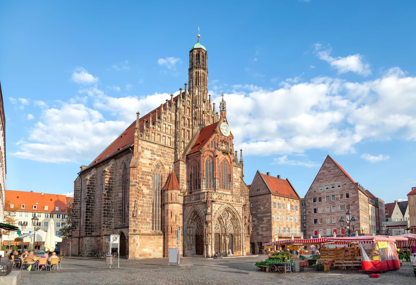 Hauptmarkt in Nürnberg mit Frauenkirche und Marktständen, Ziel für Stadtrundfahrten und Adventsfahrten