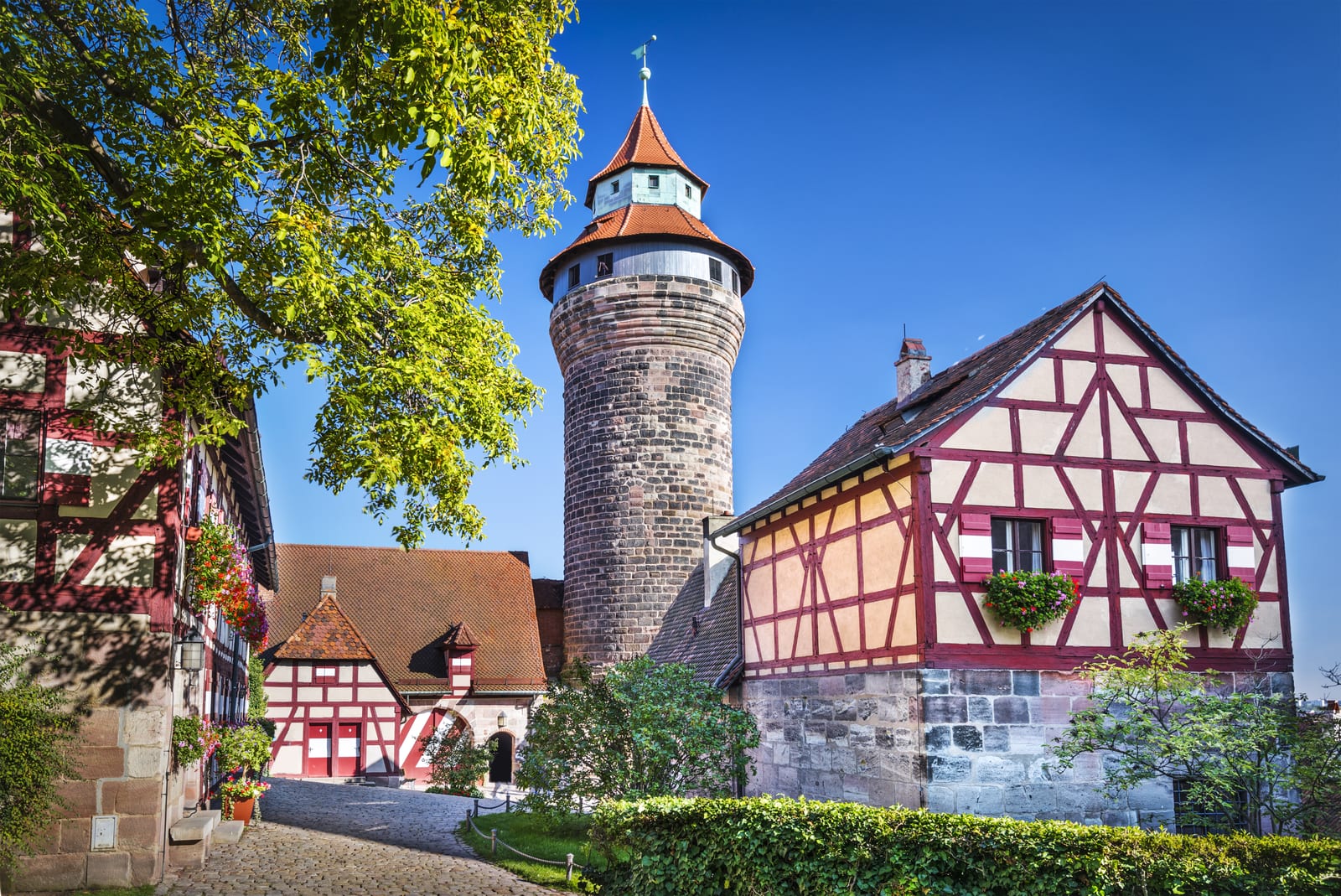 Kaiserburg Nürnberg mit Sinwellturm und Fachwerkhäusern, Ziel vieler Gruppenfahrten mit dem Reisebus