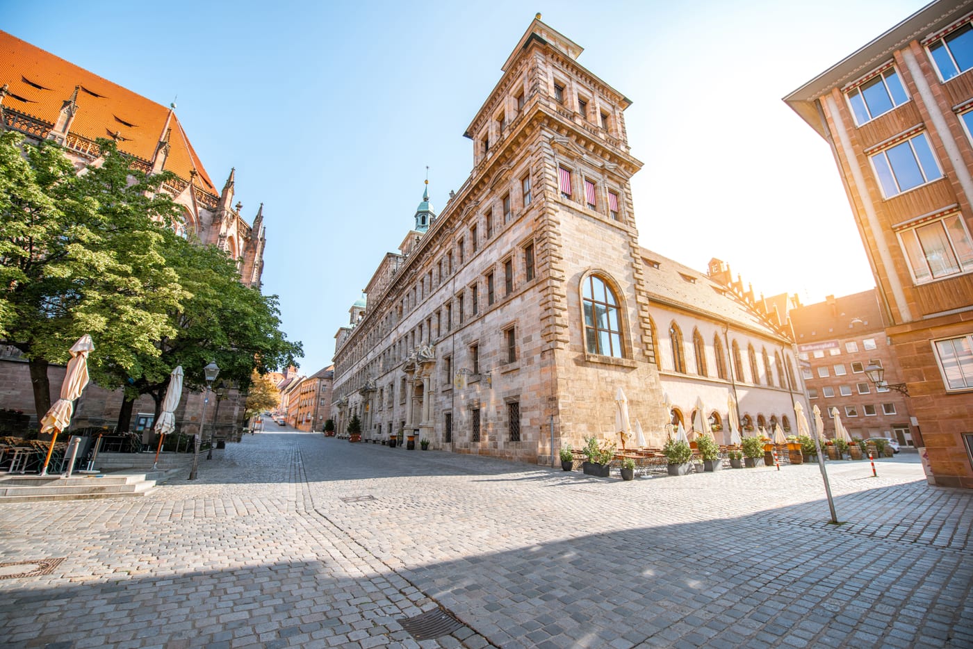Altes Rathaus am Rathausplatz in Nürnberg im Morgenlicht, Ziel von Stadtrundgängen mit Gruppen