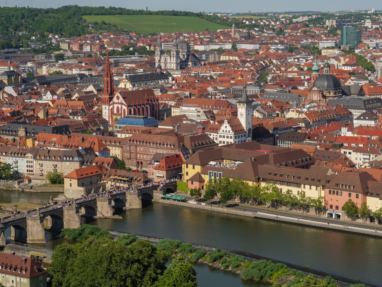 Blick über die Würzburger Altstadt mit Alter Mainbrücke, Dom und den Dächern der Innenstadt
