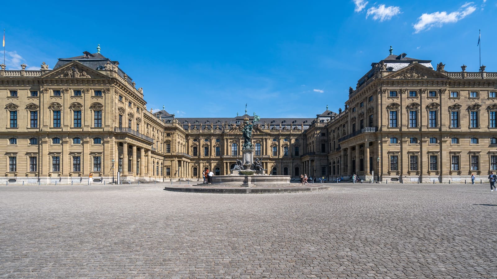 Würzburger Residenz mit dem Frankoniabrunnen auf dem Residenzplatz