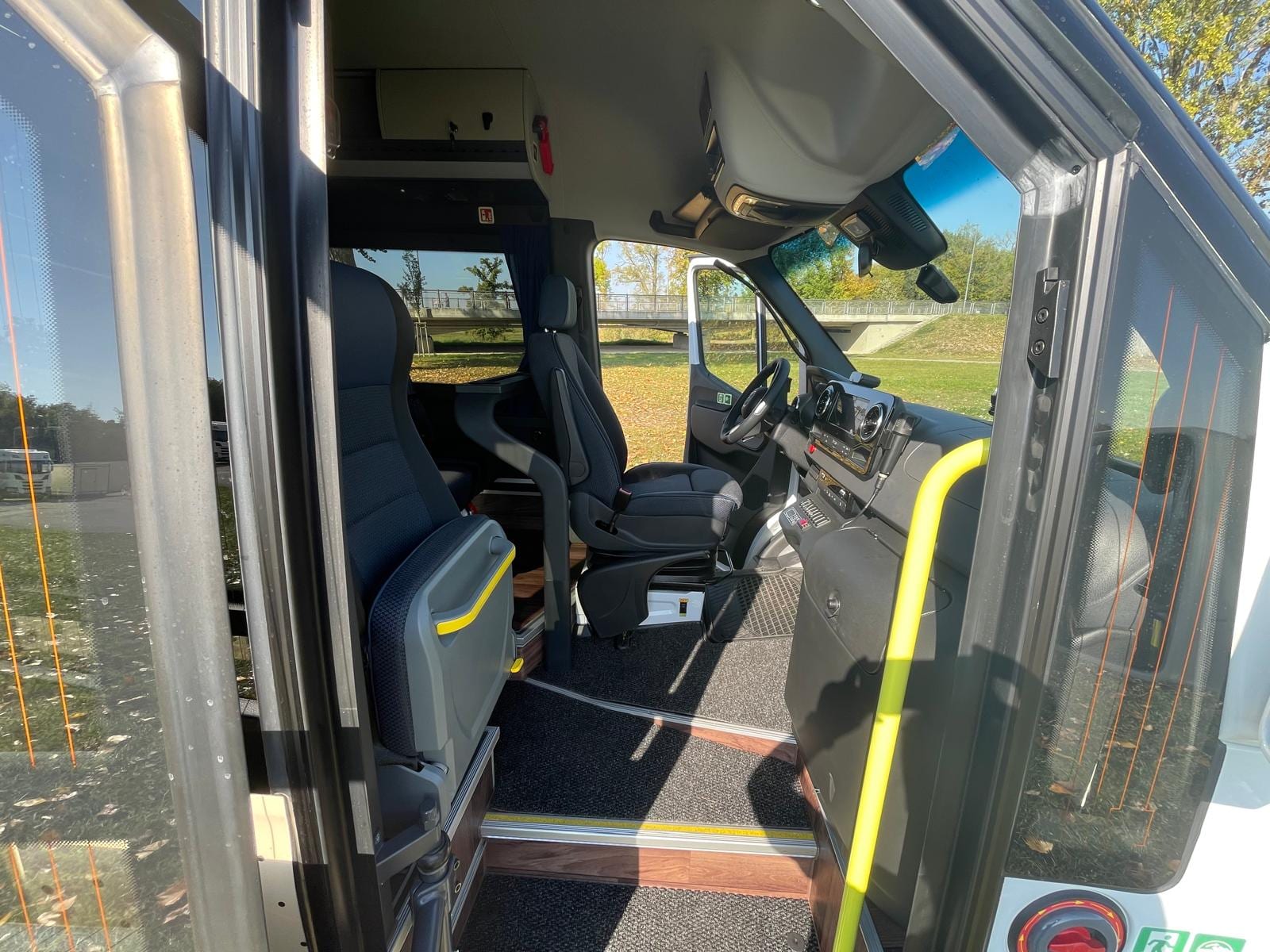 Einstieg des Komfort Midibus mit breiter Tür, Haltegriffen und Fahrerplatz