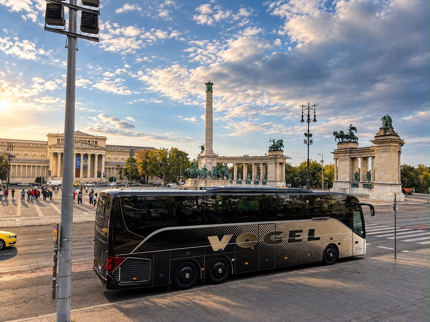 Goldschwarzer Setra-Reisebus von Vogel-Omnibus auf dem Heldenplatz in Budapest