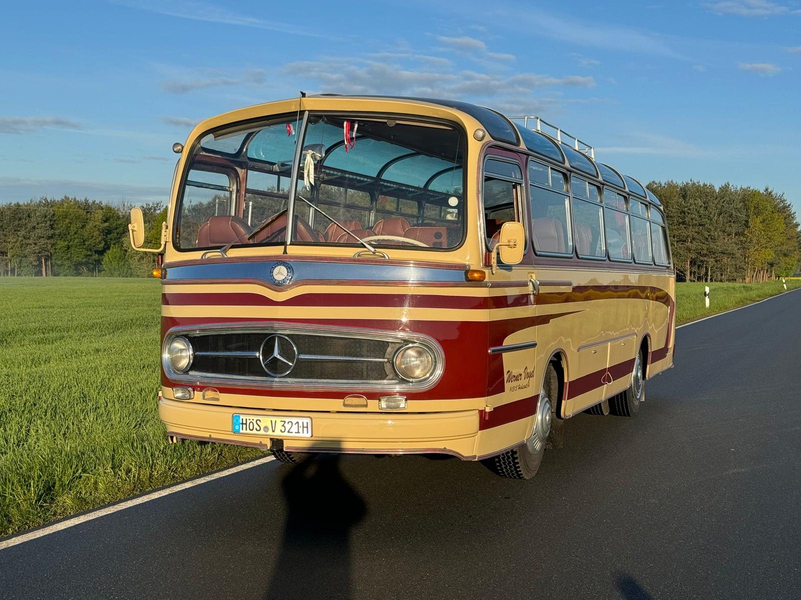 Oldtimerbus Mercedes Drögmöller O 321 H von 1963 auf einer Landstraße im Herbstlicht, Frontansicht mit Mercedes-Stern, Vogel-Omnibus Höchstadt