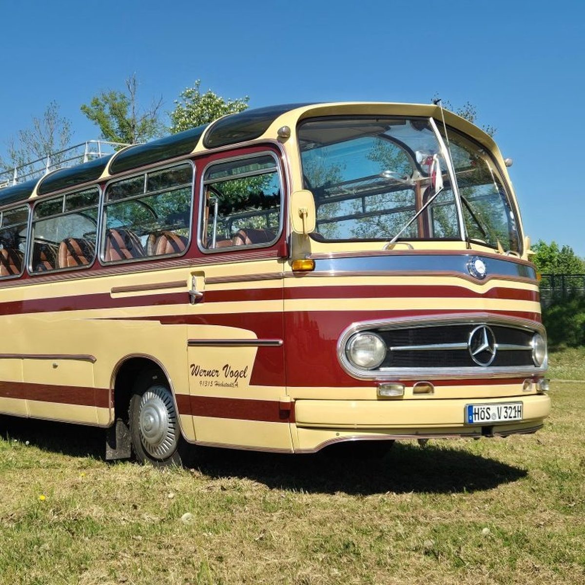 Mercedes Drögmöller O321 H von 1963, Nahaufnahme der Front mit Mercedes-Stern und Kennzeichen HÖS-V 321H auf einer Wiese