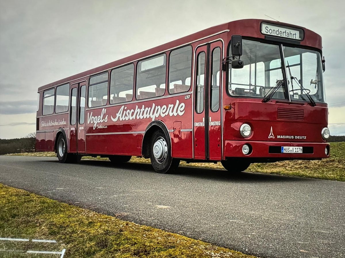Magirus Deutz L117 Aischtalperle von der Seite mit den beiden Einstiegen, davor die Front des Mercedes Drögmöller O321 H