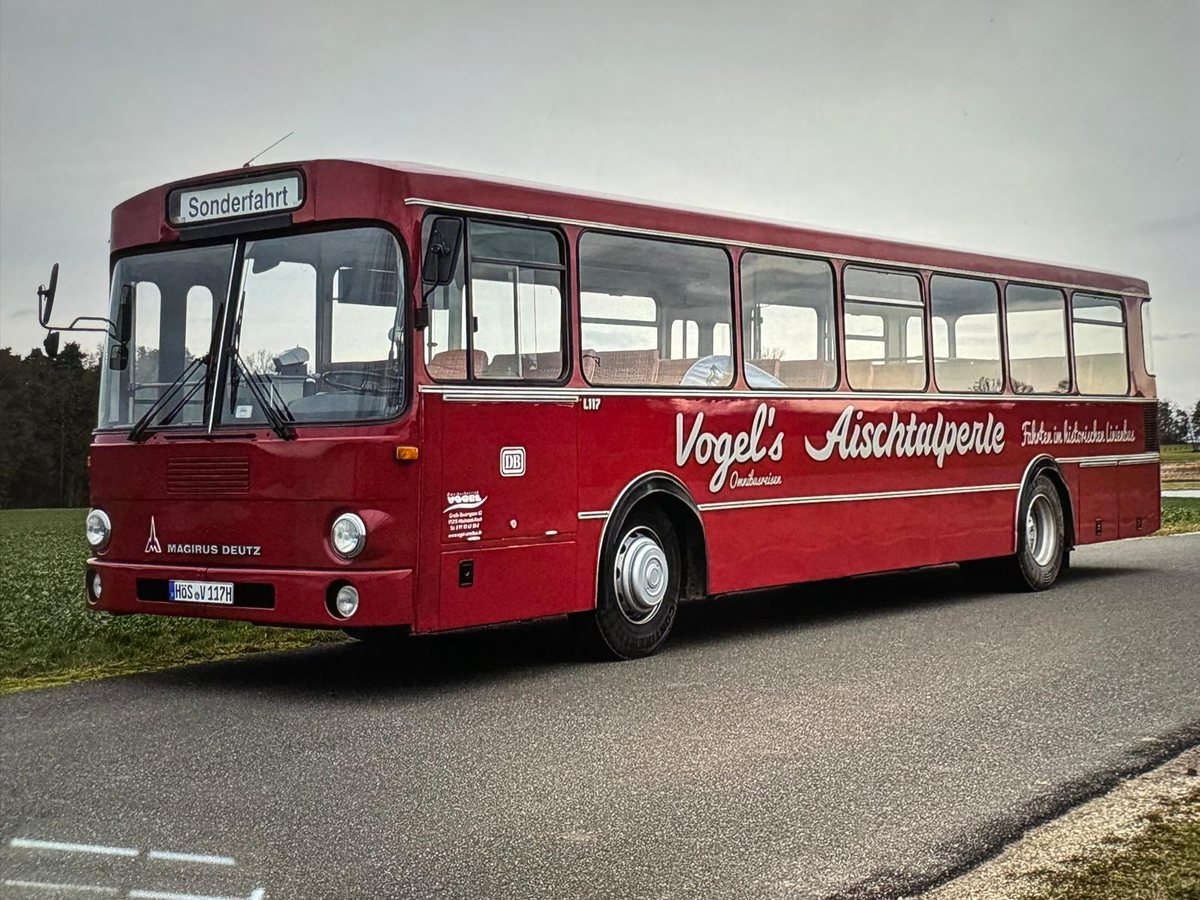 Magirus Deutz L117 Aischtalperle mit Zielanzeige Sonderfahrt, schräg von vorn mit Magirus-Deutz-Schriftzug und Kennzeichen HÖS-V 117H