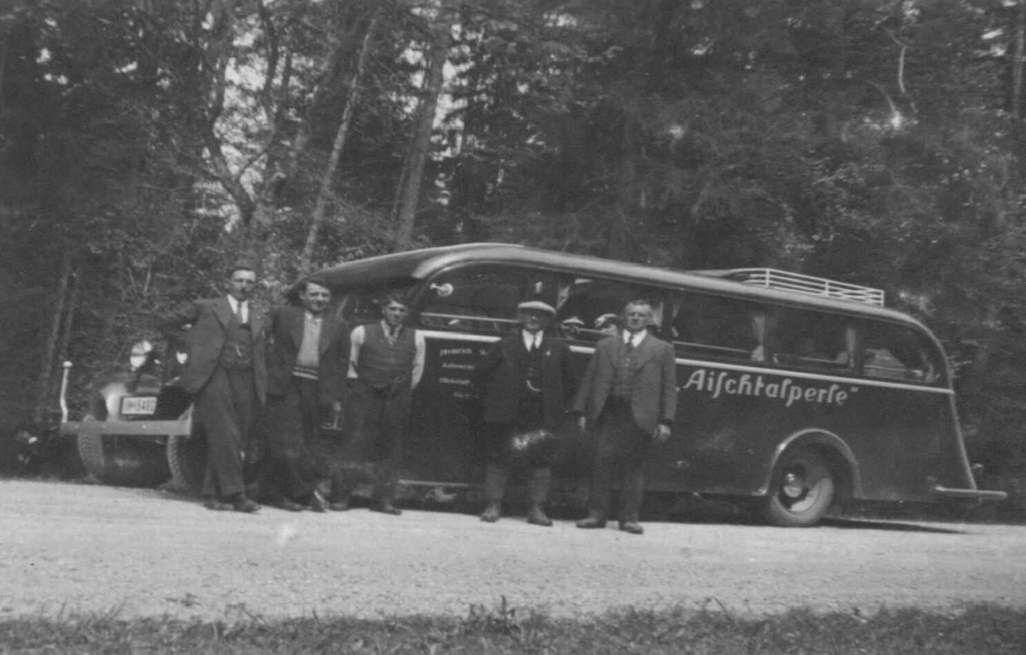 Historisches Schwarz-Weiß-Foto: der erste Omnibus „Aischtalperle" des Omnibusbetriebs Vogel aus Höchstadt an der Aisch, um 1930
