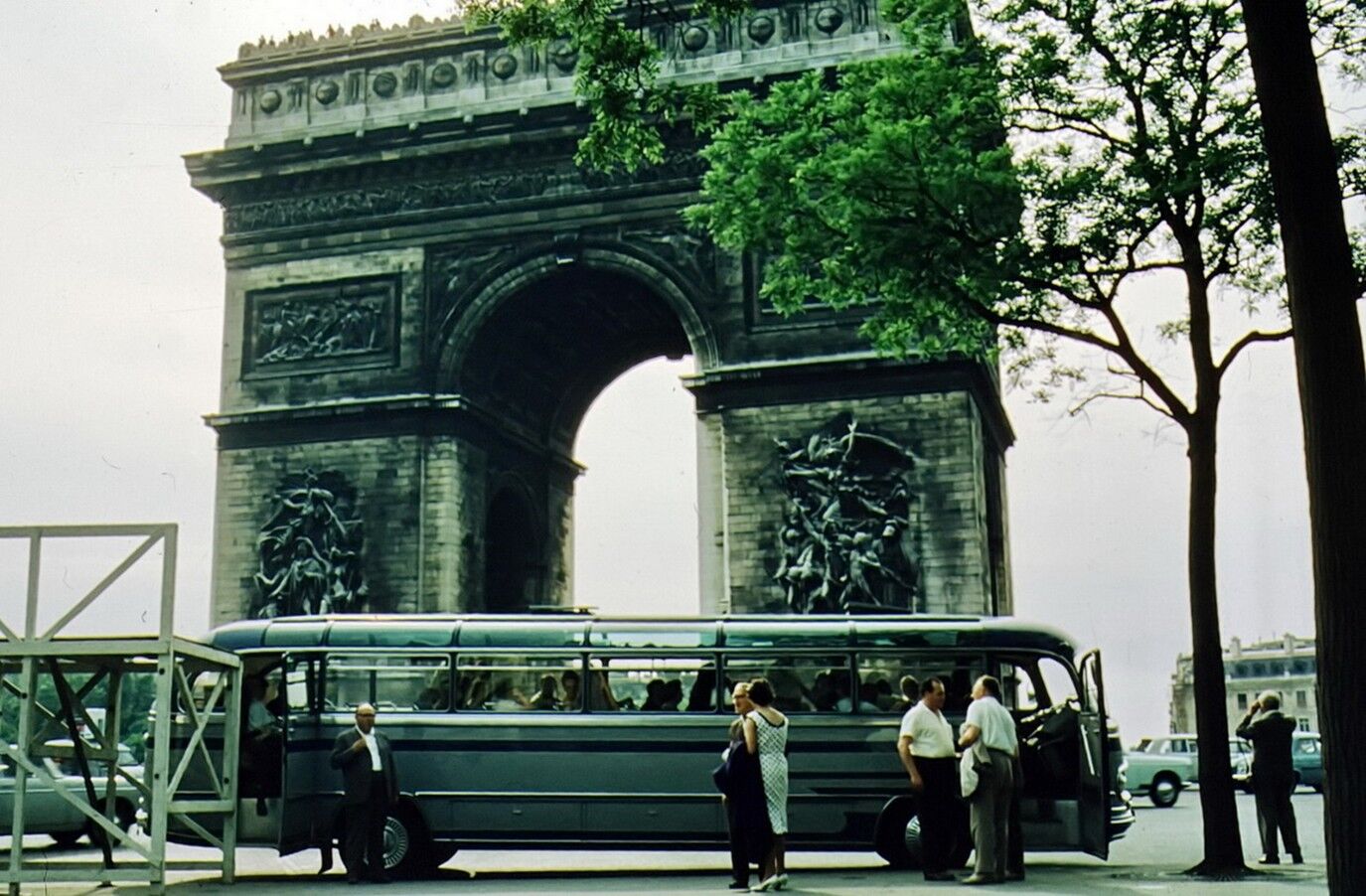 Busreise nach Paris: Reisebus von Vogel aus Höchstadt vor dem Arc de Triomphe in den 1960er Jahren