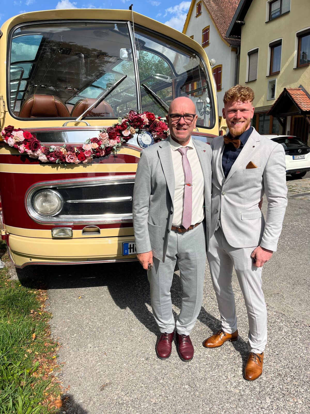 Die Familie Vogel vor dem blumengeschmückten Mercedes-Oldtimerbus, Familienunternehmen aus Höchstadt an der Aisch
