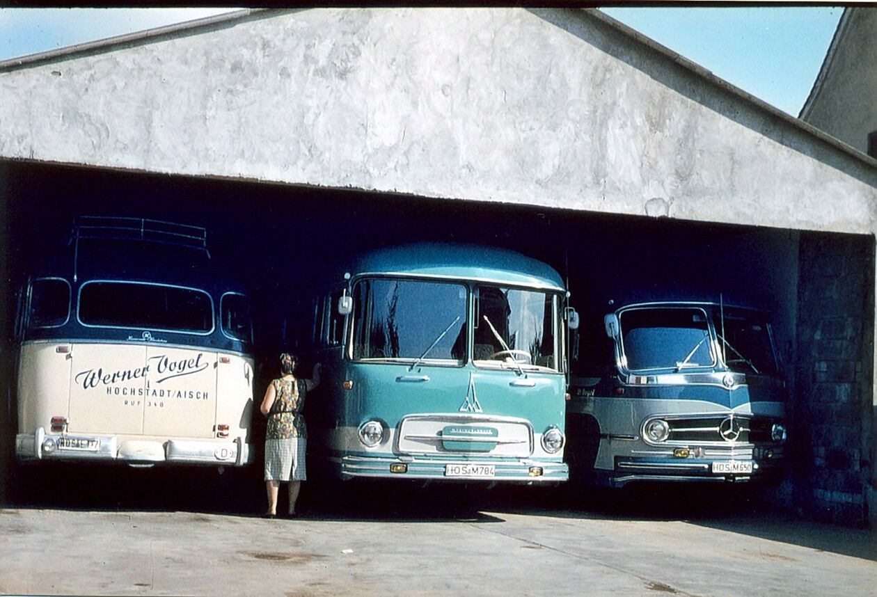Die ersten Omnibusse des Busunternehmens Vogel vor der Wagenhalle in der Dr.-Schätzel-Straße in Höchstadt, Anfang der 1960er Jahre
