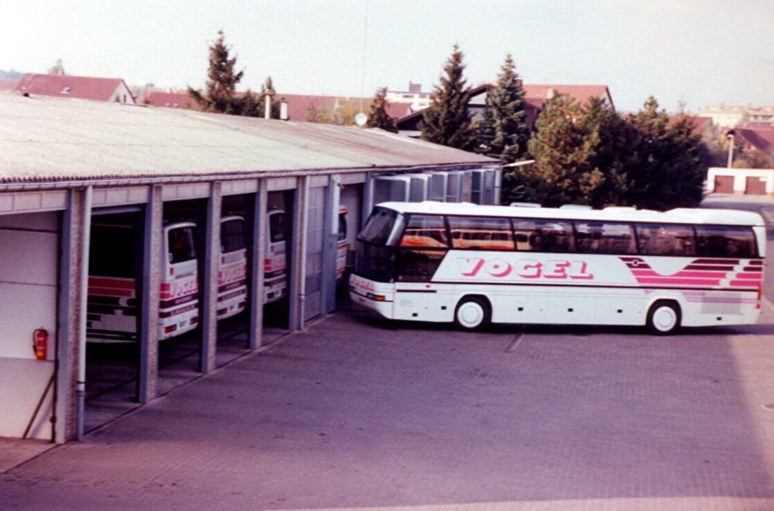 Betriebshof von Vogel-Omnibus mit Bushallen und Reisebus in Höchstadt an der Aisch