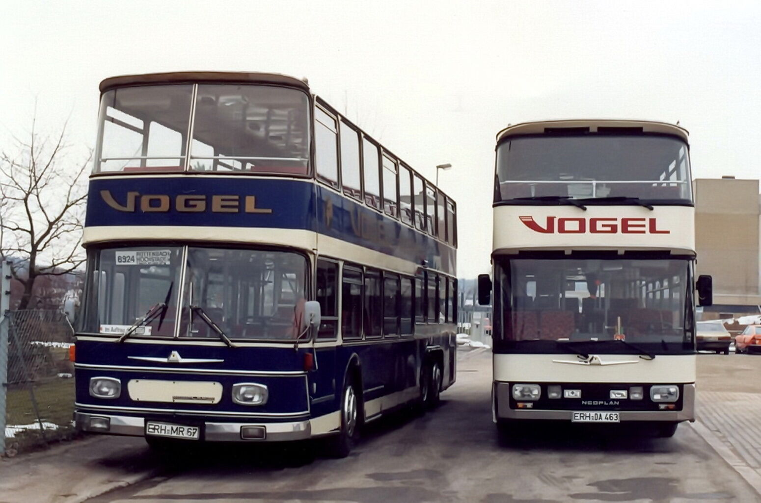 Zwei Doppeldecker-Reisebusse des Omnibusbetriebs Vogel