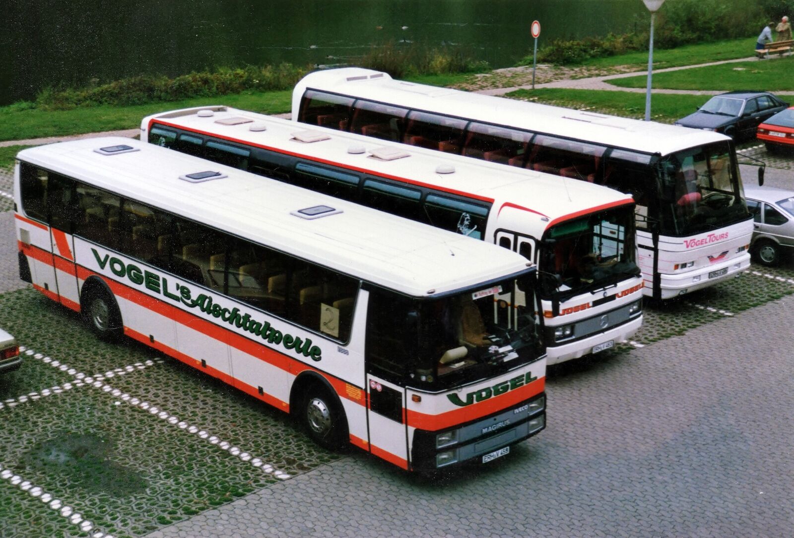 Reisebusflotte mit „Vogel Aischtalperle"-Schriftzug aus der Vogelperspektive