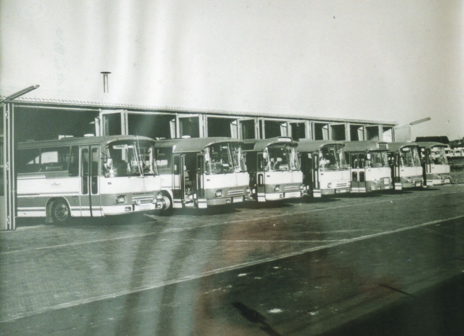 Historische Busflotte aufgereiht vor den Hallen des Betriebshofs in Höchstadt