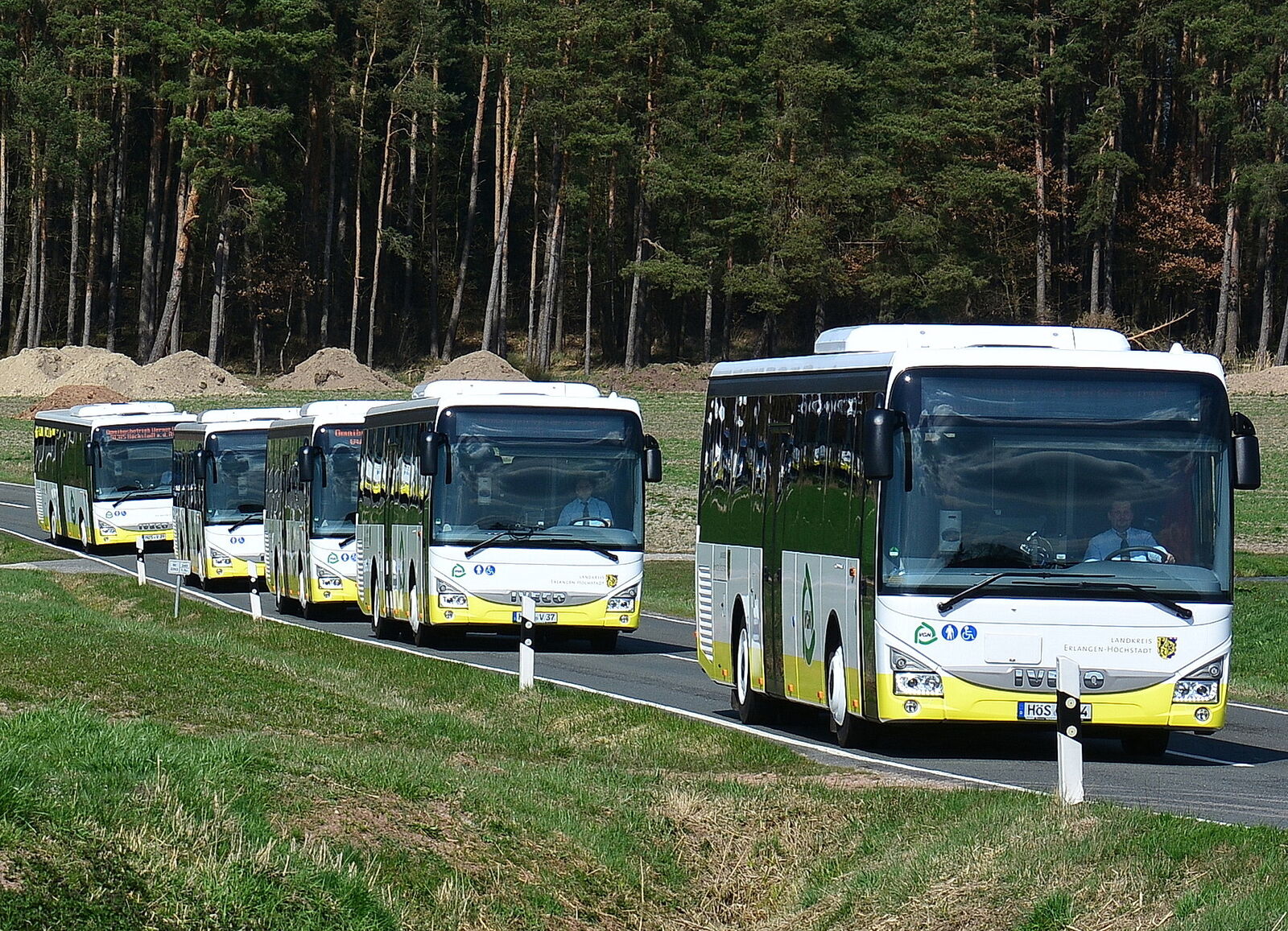 Linienbusse von Vogel-Omnibus im VGN-Design für den Linien- und Schulverkehr