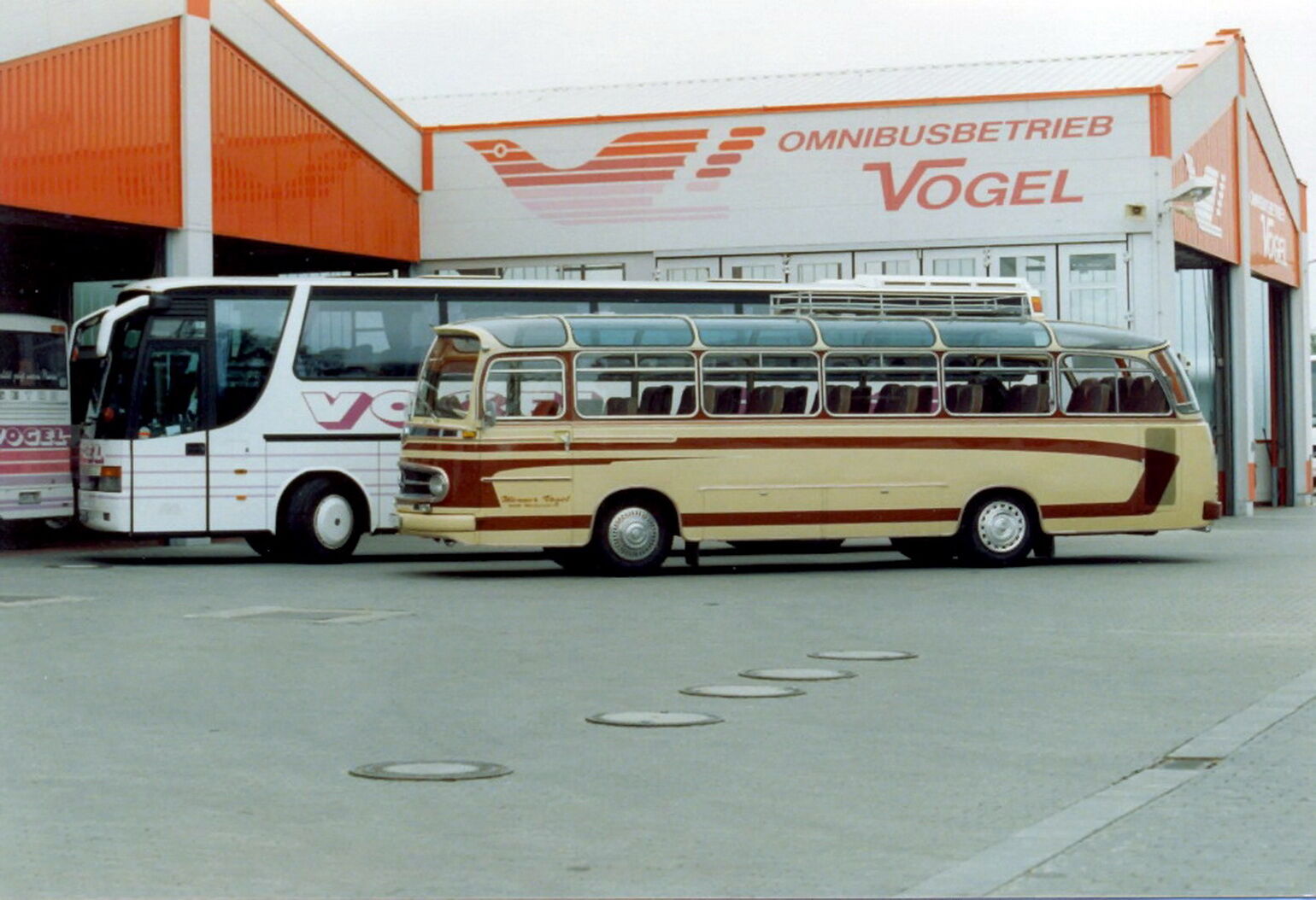 Historischer Reisebus vor der Halle des Omnibusbetriebs Vogel