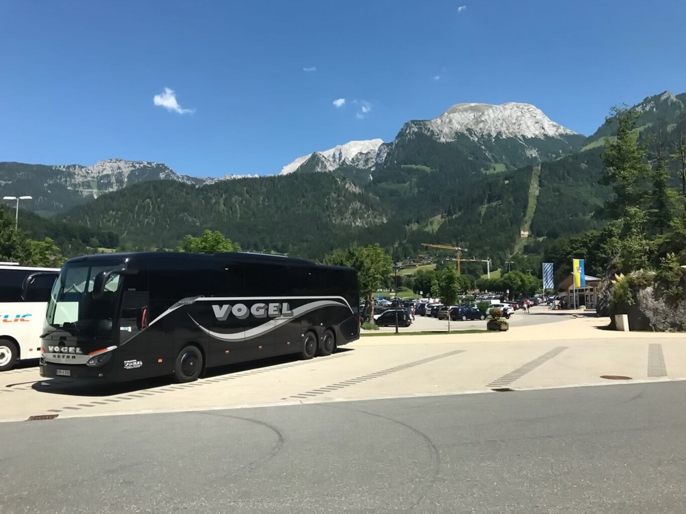 Reisebus von Vogel-Omnibus vor Bergpanorama auf einer Alpenreise