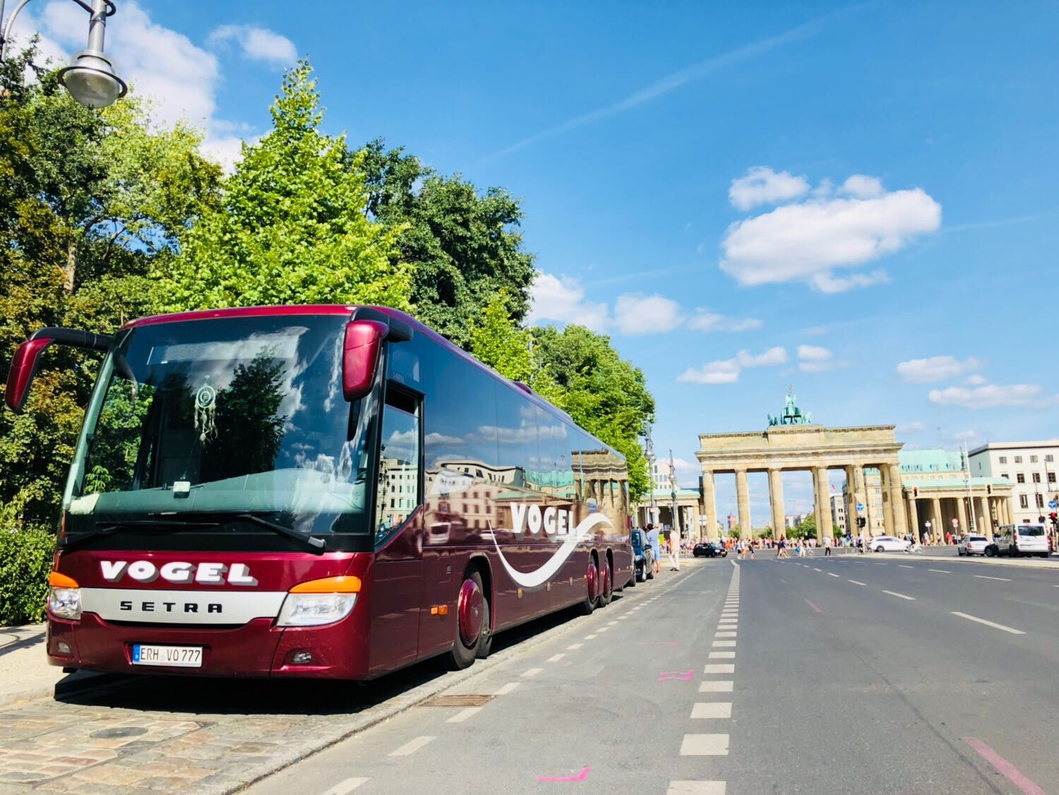 Vogel-Reisebus vor dem Brandenburger Tor bei einer Städtereise nach Berlin