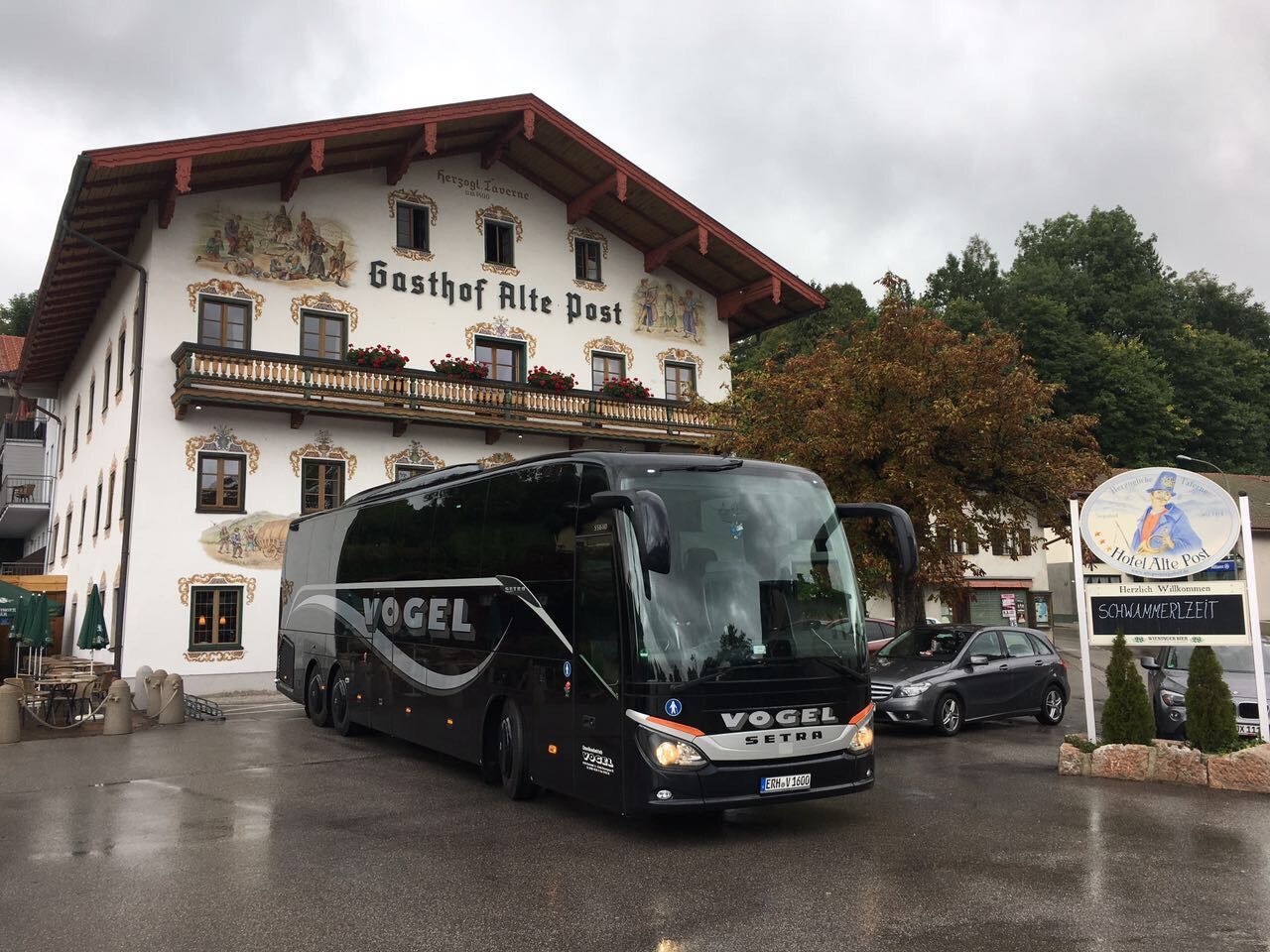Vogel-Reisebus vor dem Gasthof Alte Post: Busreisen in die Alpen