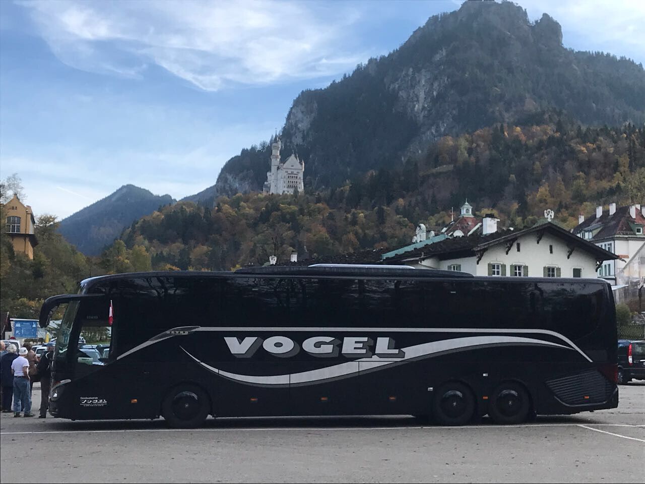 Reisebus von Vogel-Omnibus vor Schloss Neuschwanstein im Allgäu