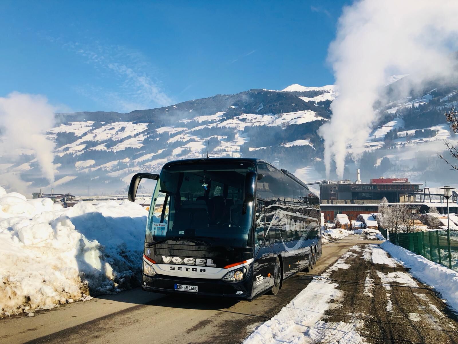 Setra-Reisebus von Vogel im Schnee vor Bergkulisse