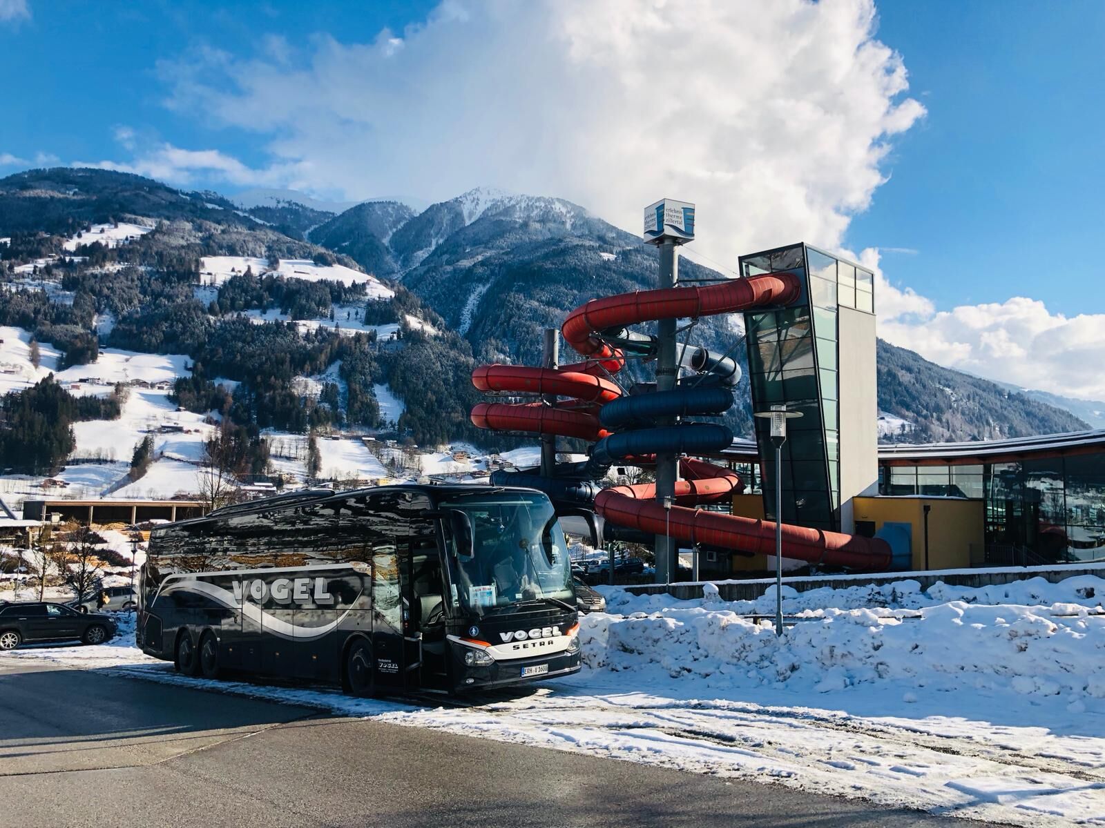 Vogel-Reisebus im Winter am Erlebnisbad: Tagesfahrten auch in der kalten Jahreszeit