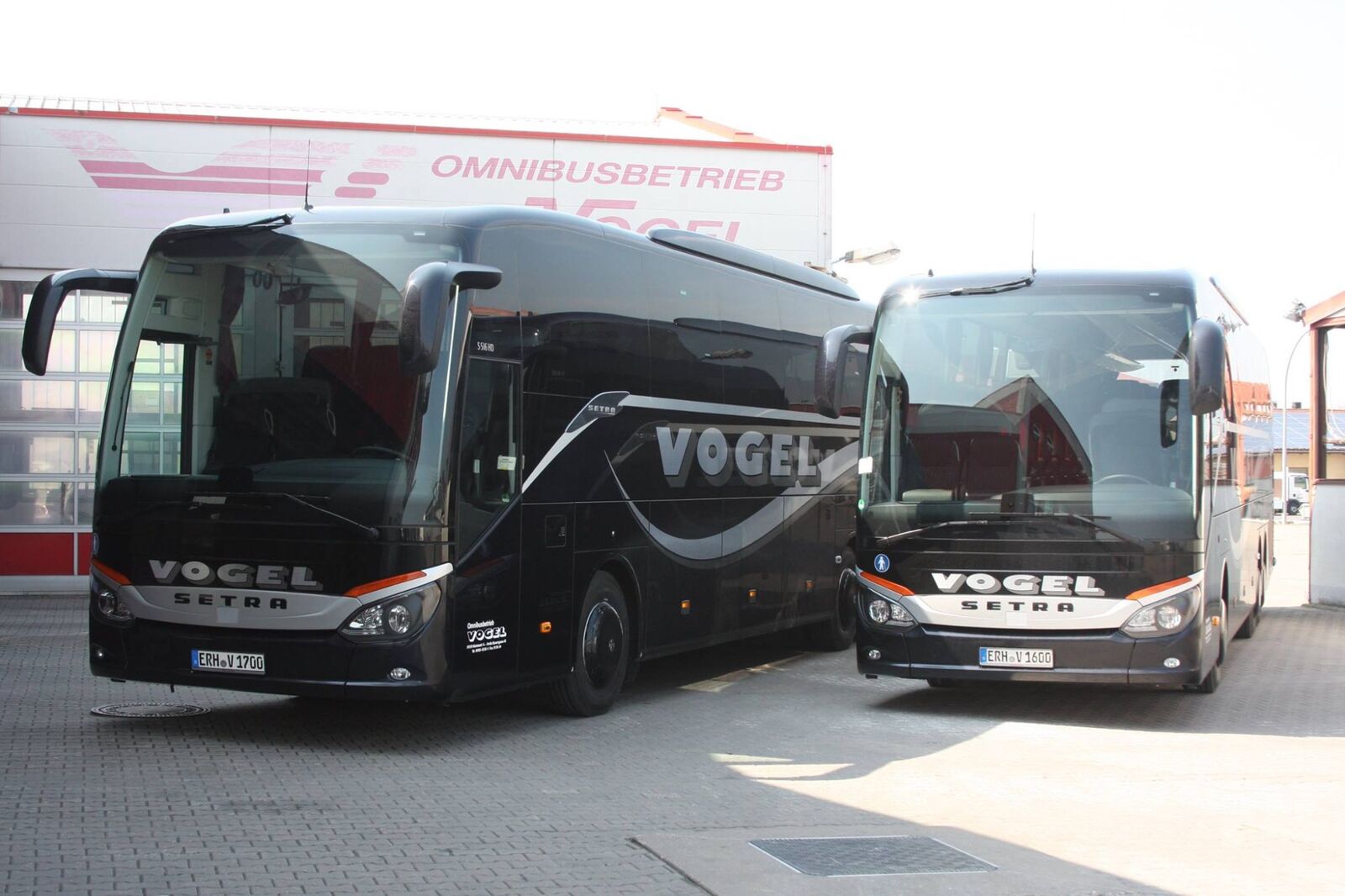 Moderne schwarze Setra-Reisebusse der Vogel-Flotte vor dem Betriebshof