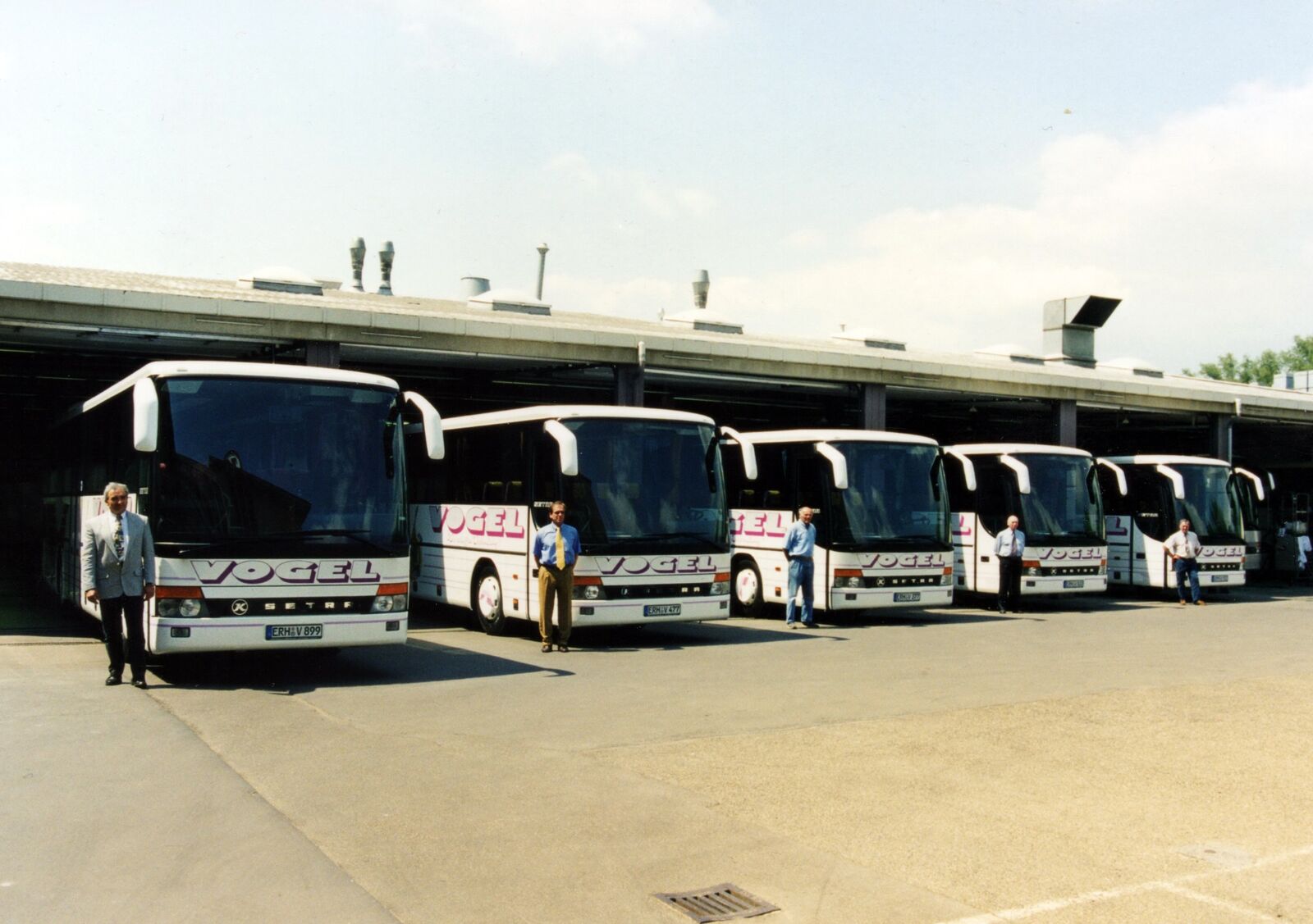 Setra-Reisebusflotte mit Fahrern auf dem Betriebshof von Vogel-Omnibus