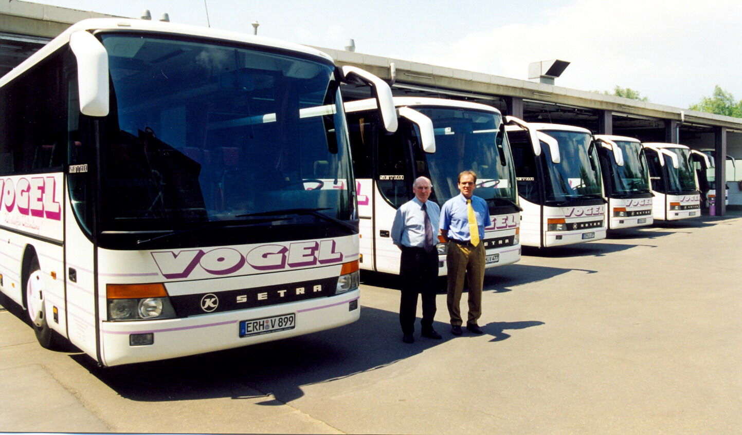 Weiße Setra-Reisebusse in Reihe auf dem Betriebshof in der Großen Bauerngasse