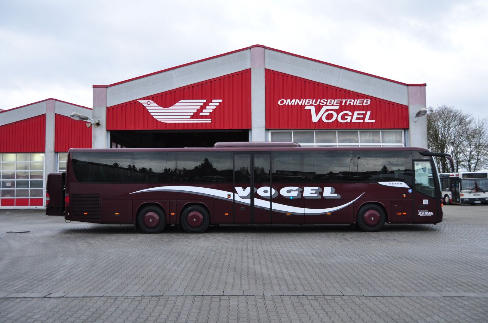 Setra-Reisebus vor der roten Betriebshalle von Vogel-Omnibus in Höchstadt