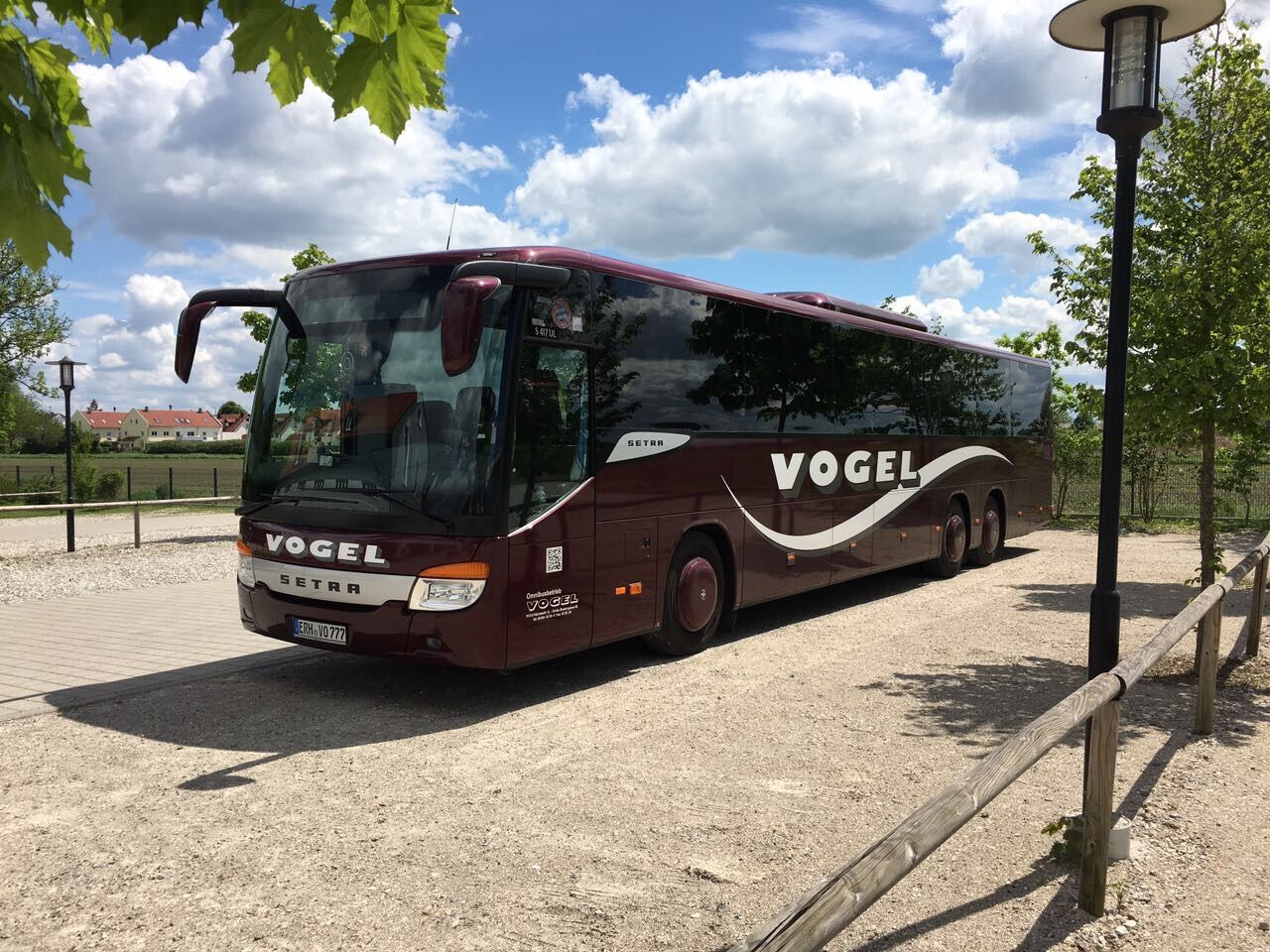 Weinroter Setra-Reisebus des Omnibusbetriebs Vogel