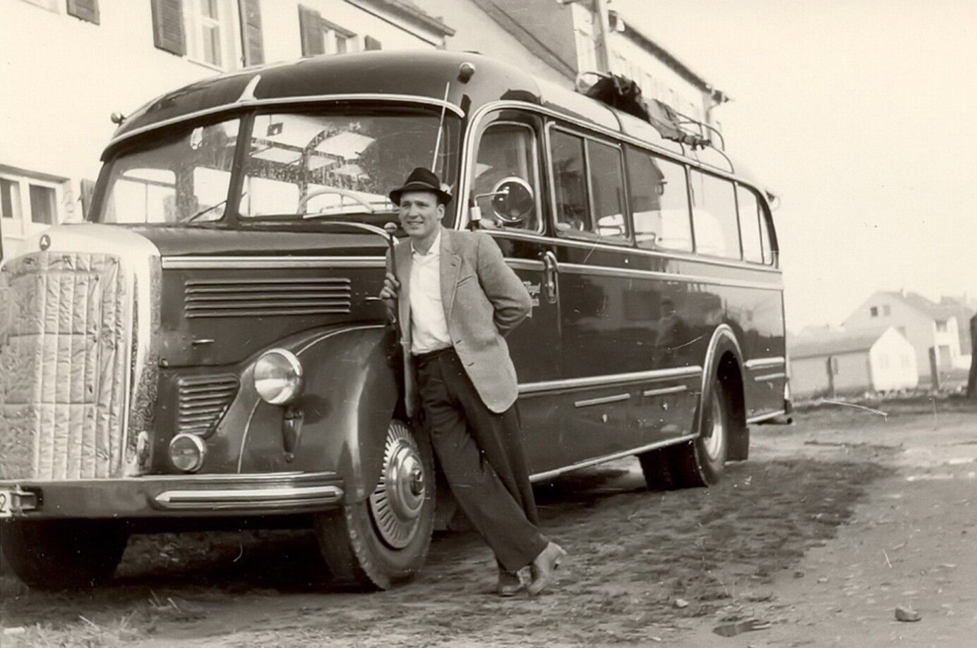 Werner Vogel senior vor dem neuen Mercedes O3500 Haubenbus, mit dem 1959 das heutige Busunternehmen in Höchstadt gegründet wurde