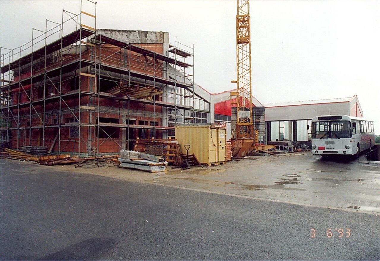 Baustelle des neuen Verwaltungsgebäudes mit Omnibushallen auf dem Betriebshof von Vogel-Omnibus, Juni 1993