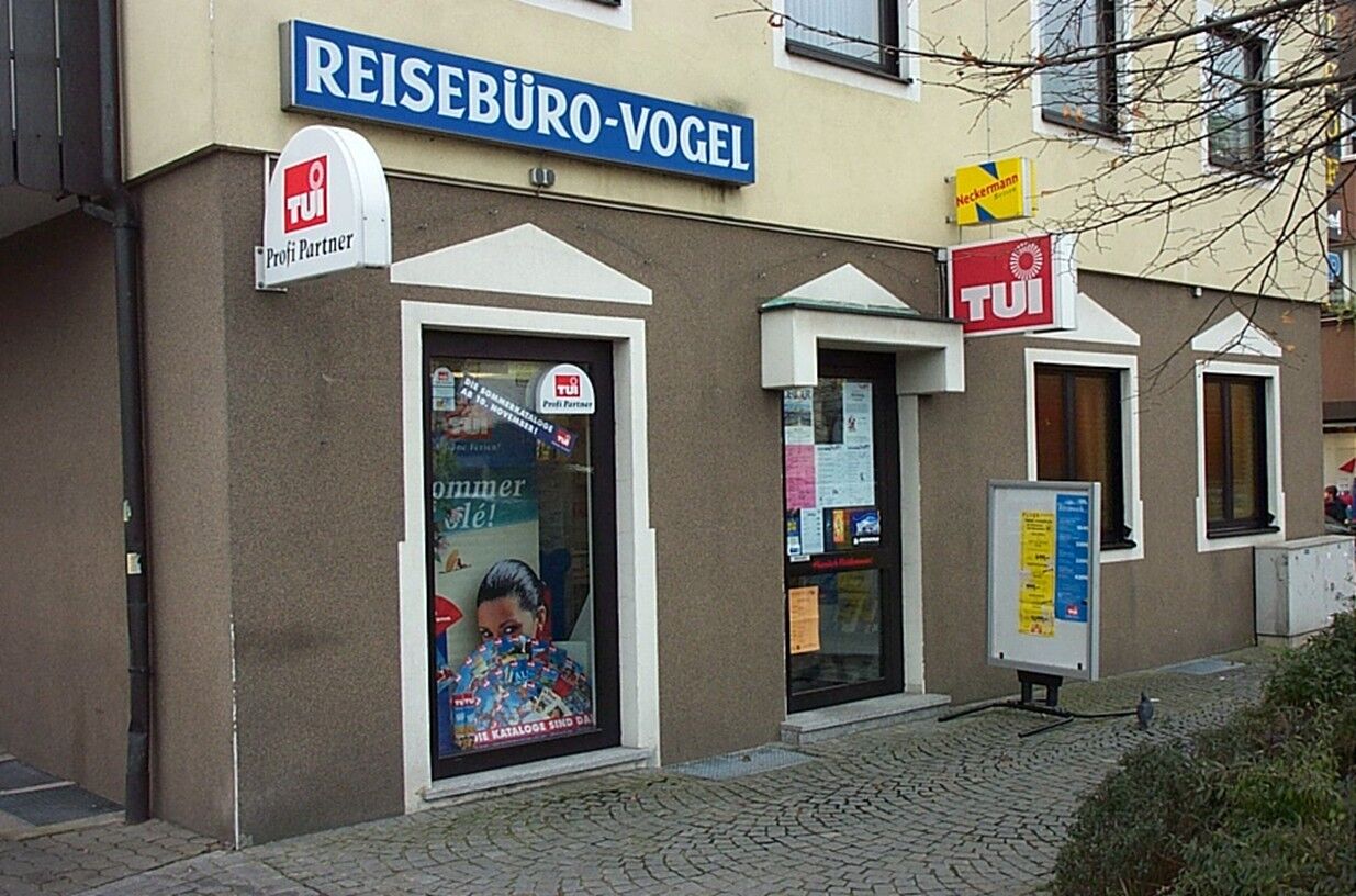 Ladenfront des Reisebüros Vogel am „Vogelseck" in Höchstadt an der Aisch